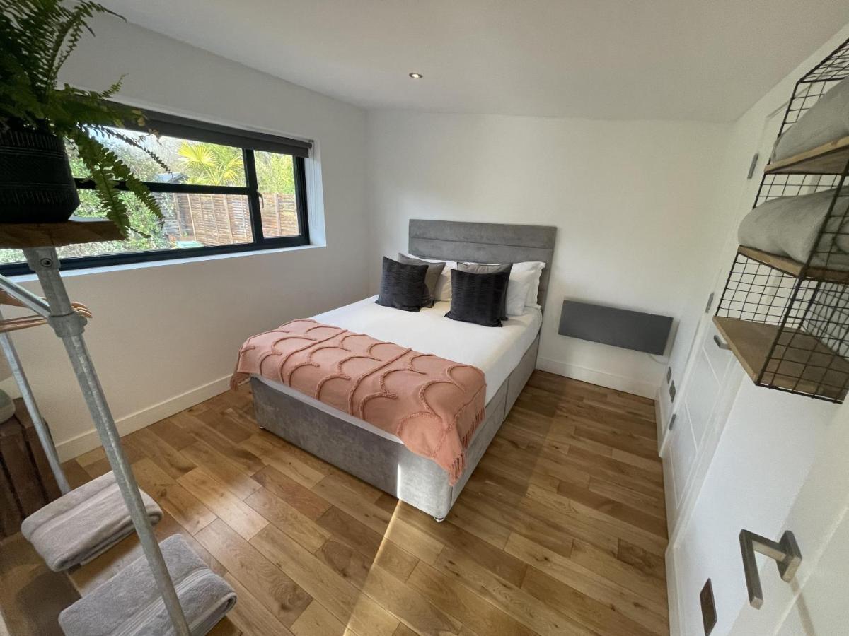 River Guest House With Jacuzzi Fire And Boat Hire Staines-upon-Thames Exterior photo